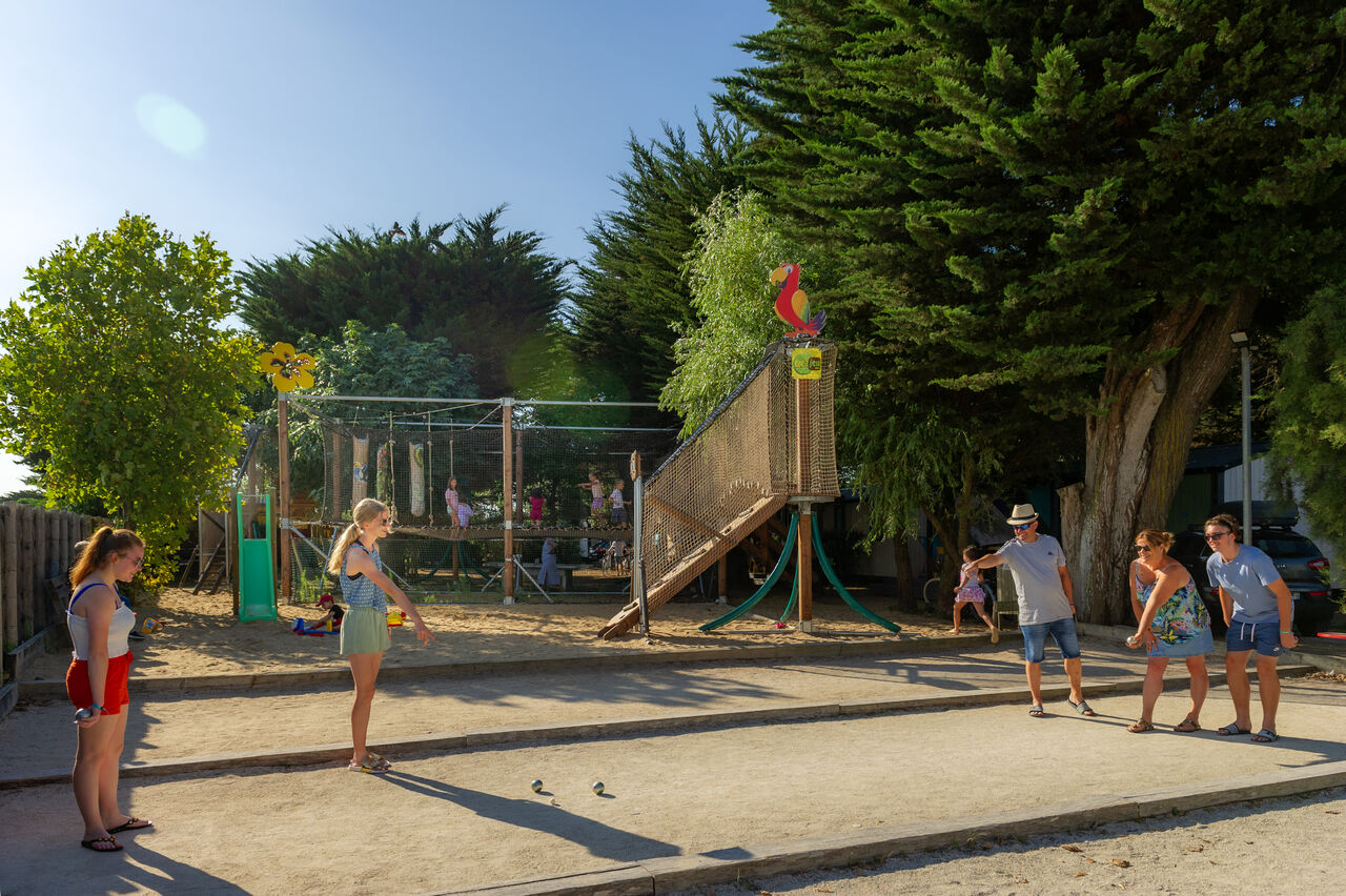 Petanque and children's playground at CLICOCHIC Camp du Soleil campsite in Ars-en-R� (17).