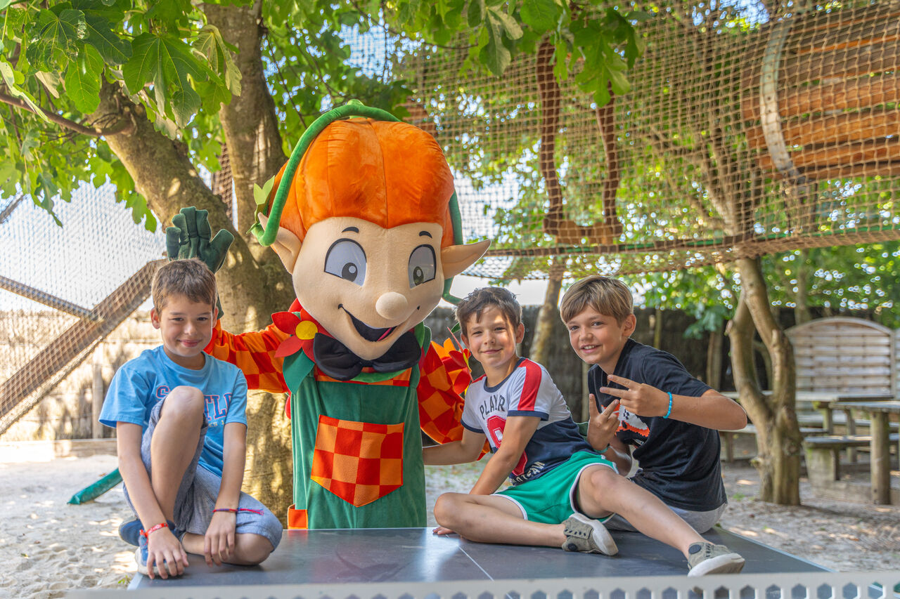 Mascot children animation, CLICOCHIC Camp du Soleil campsite in Ars-en-R�.