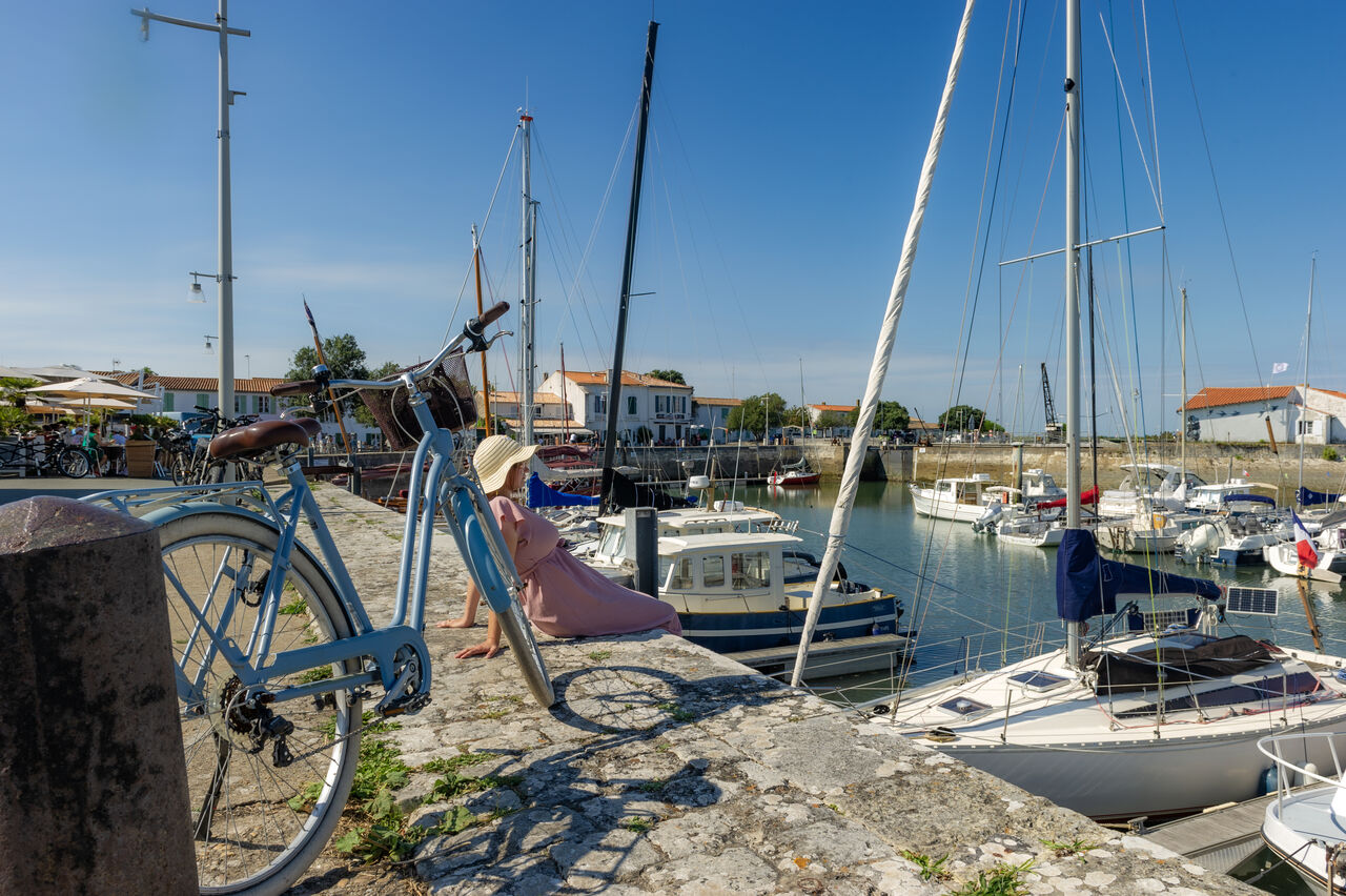 Picturesque port with sailboats and bicycle, a place to visit near Ars-en-R�.