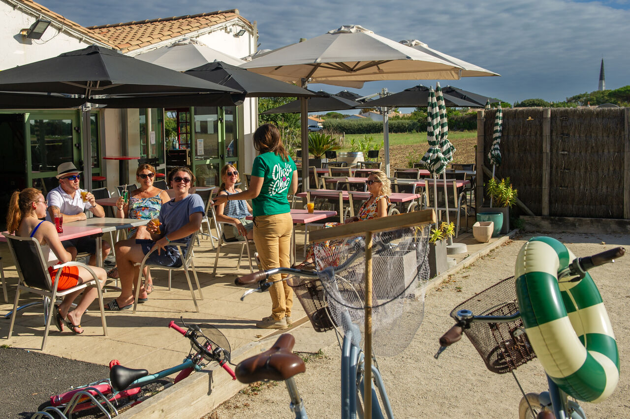 Lively outdoor bar terrace at CLICOCHIC Camp du Soleil campsite.