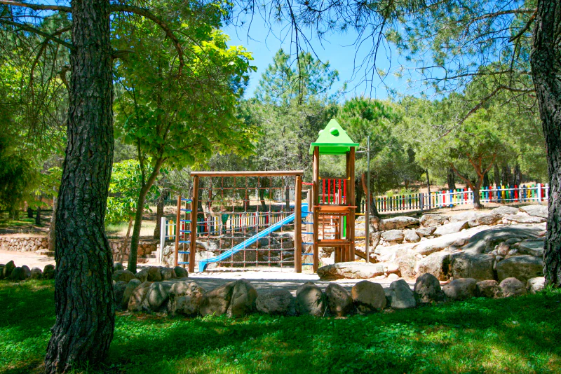 Children's playground, slide, net CAPFUN El Canto La Gallina in Valdemaqueda (Madrid).