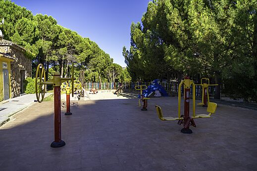 Outdoor fitness equipment at CAPFUN El Canto La Gallina campsite (Madrid)