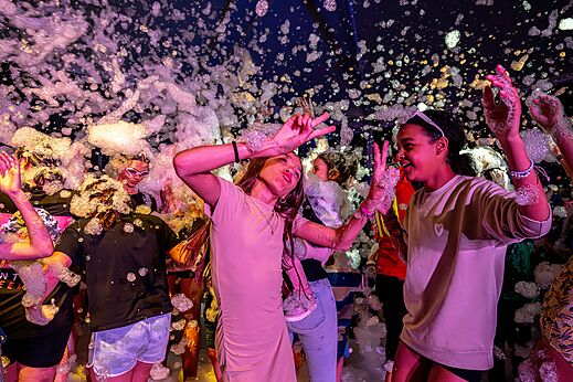 Foam party entertainment for youth at CAPFUN Carpe Diem campsite in VAISON LA ROMAINE (84).