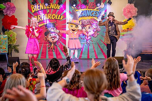 Kids entertainment with artists and mascot at CAPFUN Carpe Diem campsite in VAISON LA ROMAINE.