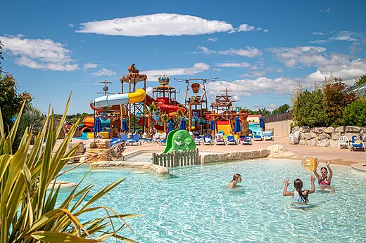 Large swimming pool with water slides and water games at CAPFUN Carpe Diem campsite in VAISON LA ROMAINE (84).