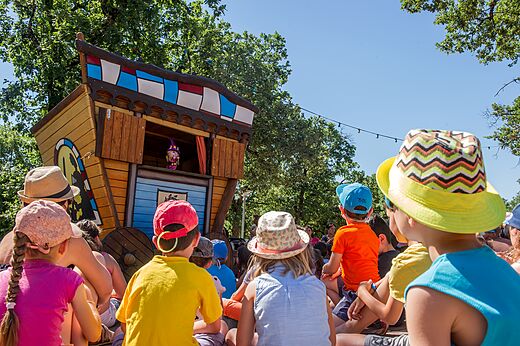 Puppet show for children at CAPFUN Carpe Diem campsite in VAISON LA ROMAINE (84).