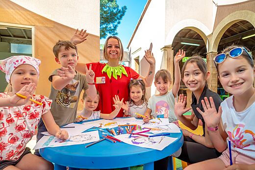 Children coloring with animator during activity at CAPFUN Carpe Diem campsite in VAISON LA ROMAINE (84).
