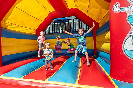 Inflatable game for children at CAPFUN Carpe Diem campsite in VAISON LA ROMAINE (84).
