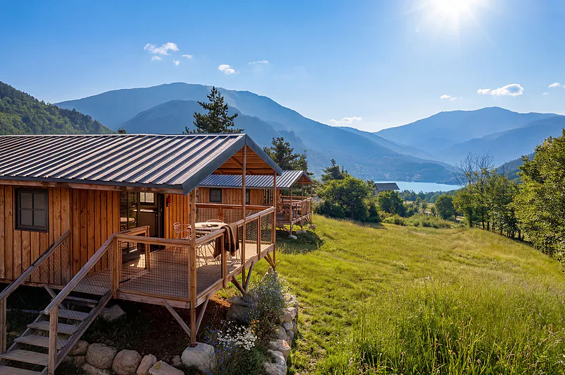 Wooden Mobil-homes, lake view at camping CLICOCHIC Castillon de Provence in Castellane (04).