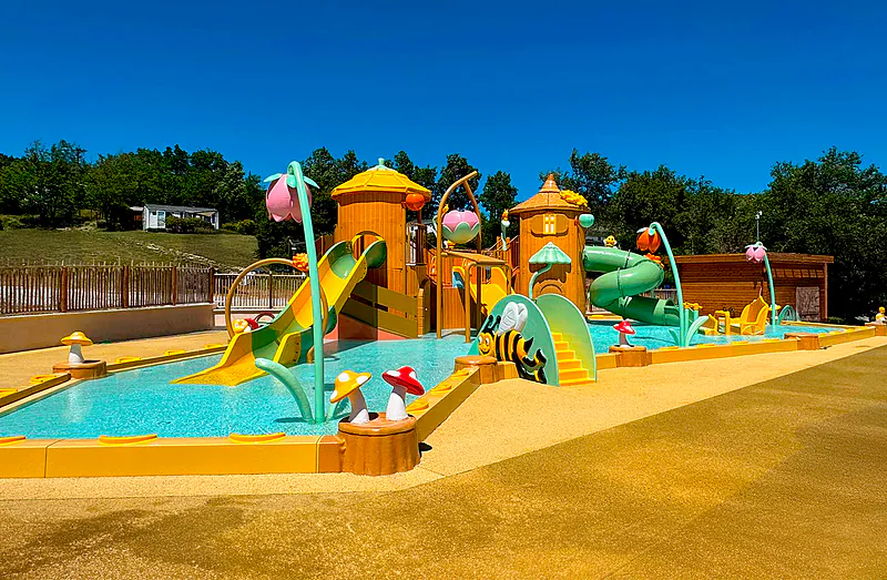 Water play area, slides, Mobil-home at CLICOCHIC Castillon de Provence campsite (04).