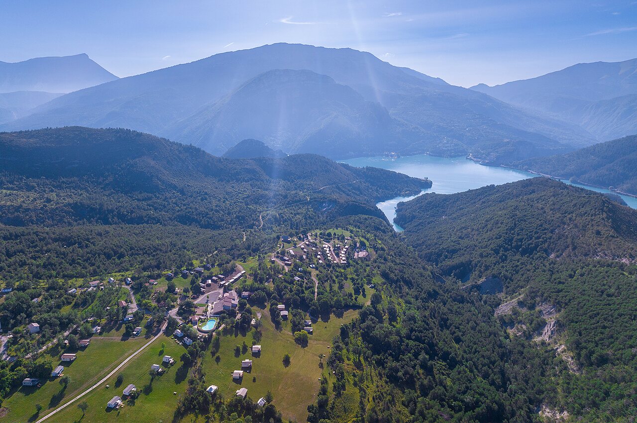 Camping CLICOCHIC Castillon de Provence (04): Mobile homes, pool, lake, mountains.