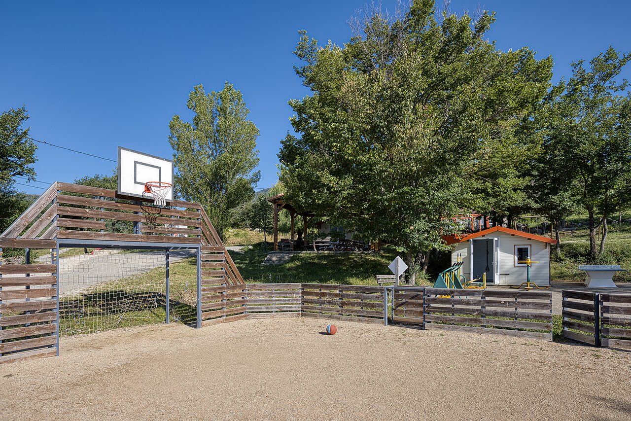 Multisport court at camping CLICOCHIC Castillon de Provence in Castellane (04).