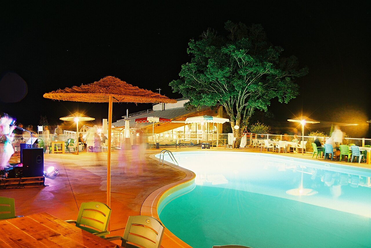 Illuminated pool, entertainment at CLICOCHIC Castillon de Provence campsite in Castellane (04).