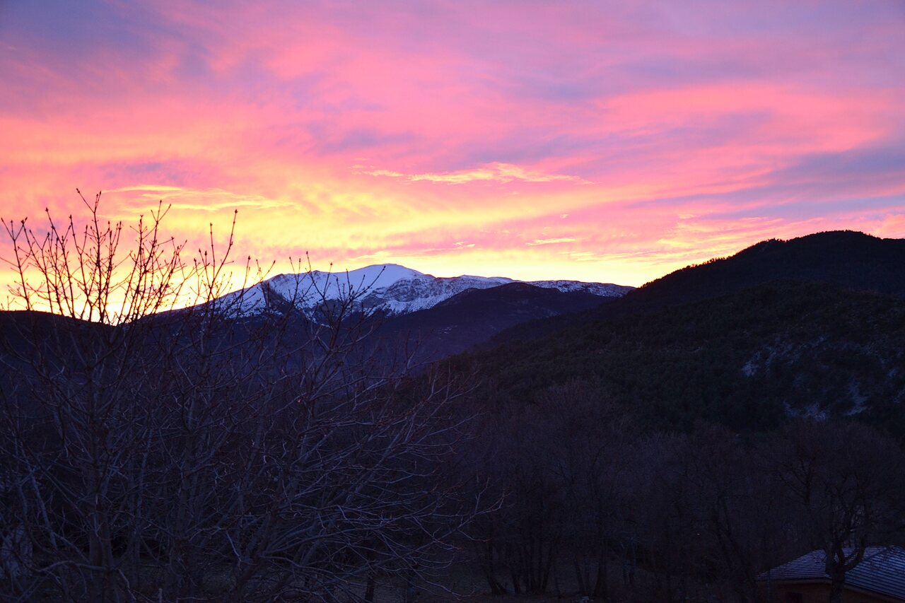 Colorful sunset over snow-capped mountains at CLICOCHIC Castillon de Provence campsite in Castellane (04).