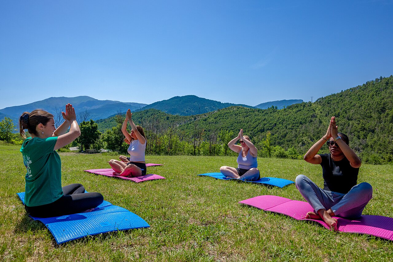 Outdoor yoga session with mountain view at camping CLICOCHIC Castillon de Provence in Castellane (04).