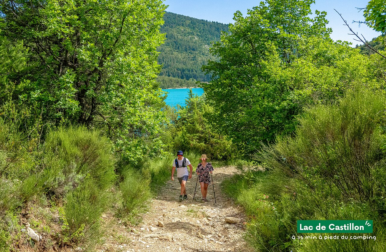 Randonneurs sur sentier menant au Lac de Castillon, lieu touristique pr�s de Castellane.