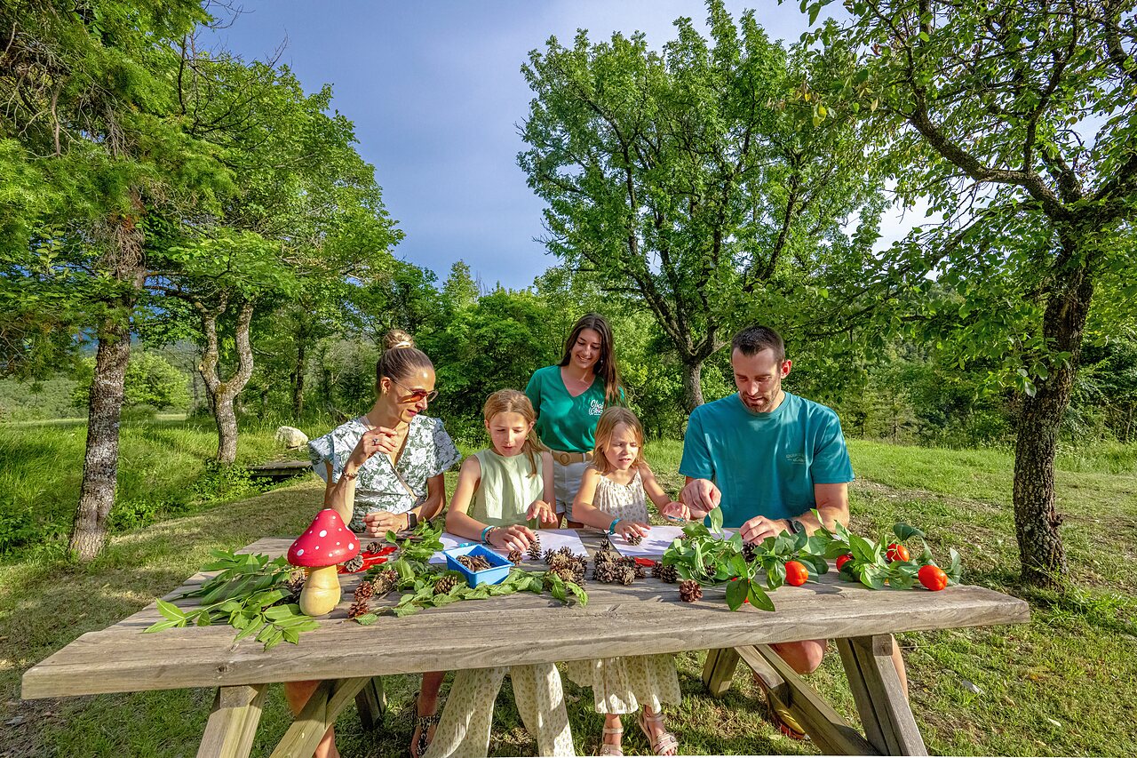 Family animation, creative nature workshop for children at CLICOCHIC Castillon de Provence campsite.