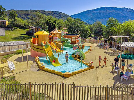 Water play area for children at CLICOCHIC Castillon de Provence campsite (04).