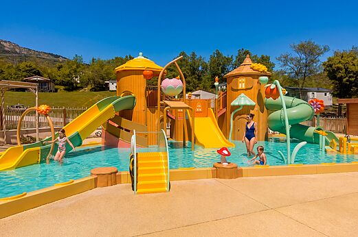 Aquatic playground, slides and children's pool at CLICOCHIC Castillon de Provence campsite.