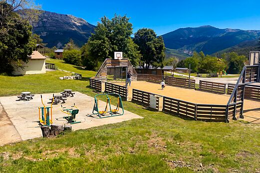 Multi-sport court and outdoor fitness at CLICOCHIC Castillon de Provence campsite (04).