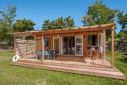 Modern wooden mobile home with large terrace at CLICOCHIC Castillon de Provence campsite in Castellane (04).