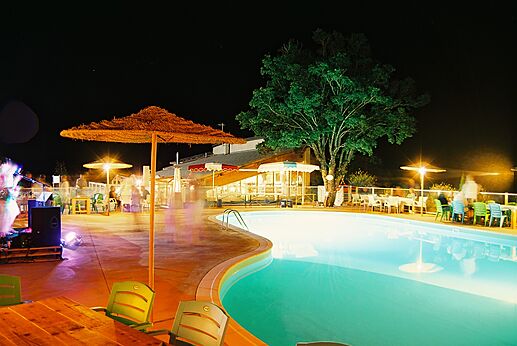 Illuminated swimming pool and festive entertainment at camping CLICOCHIC Castillon de Provence in Castellane (04).
