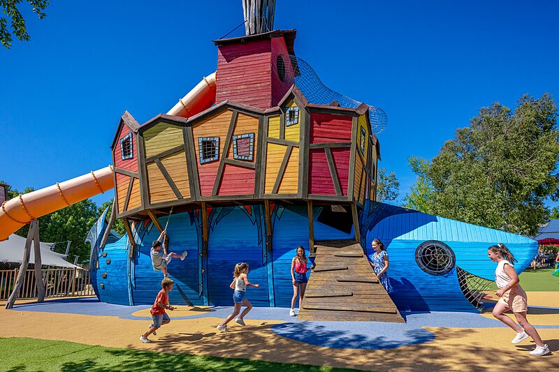 Carabouille playground - Large colorful playground with slide and children at CAPFUN Cenic campsite in PENESTIN (56).