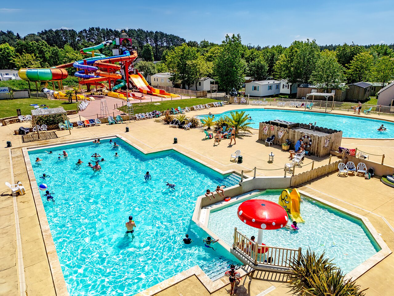 Large water park with giant slides and pools at CAPFUN Cenic campsite in PENESTIN (56).