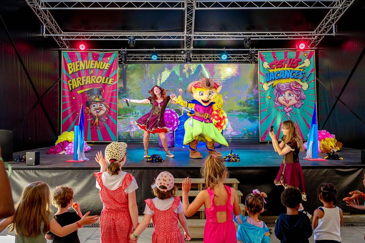 Animation show with mascot and children at CAPFUN Cenic campsite in PENESTIN (56).