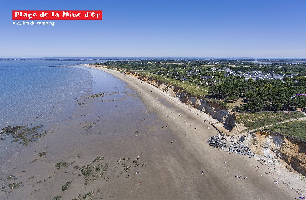 Plage de la Mine d'Or, sandy beach and cliffs, near P�nestin.