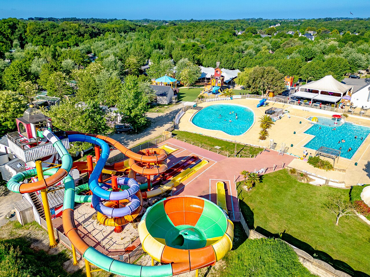 Water park, giant slides and outdoor swimming pools at CAPFUN Cenic campsite in PENESTIN (56).