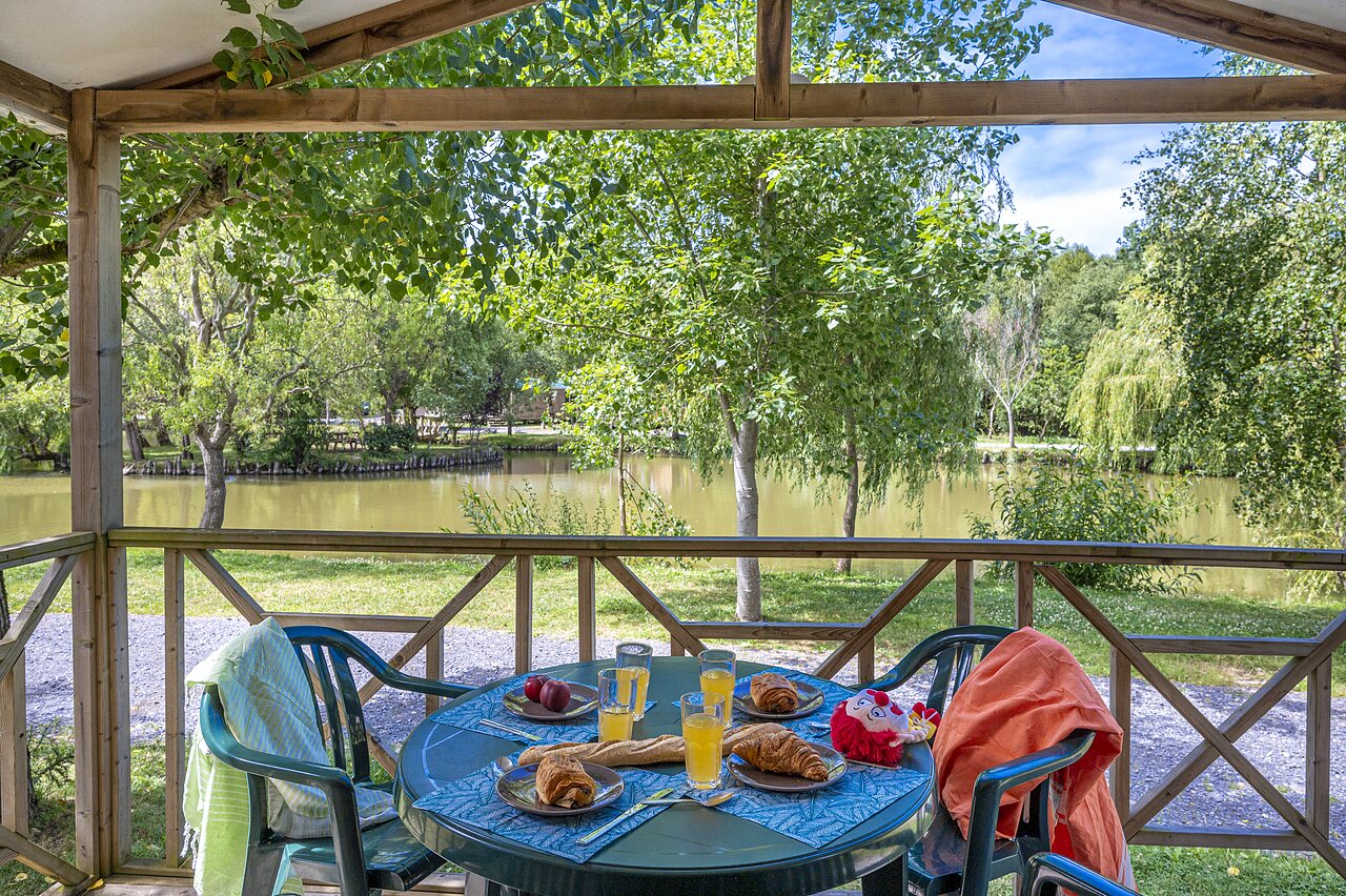 Terrace, breakfast, pond view at CAPFUN Cenic campsite in PENESTIN (56).