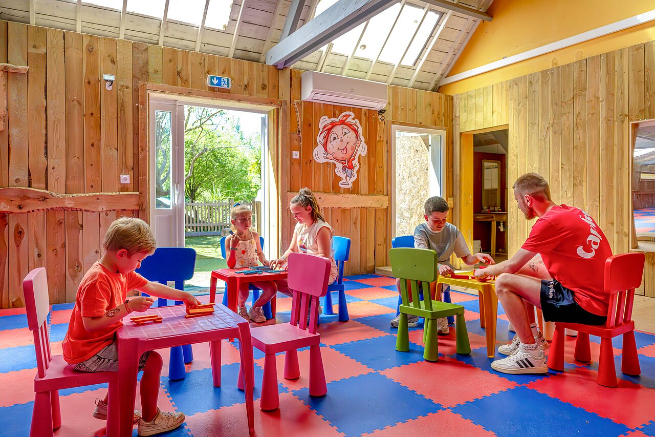 Creative children's activities with animator at CAPFUN Cenic campsite in PENESTIN (56).