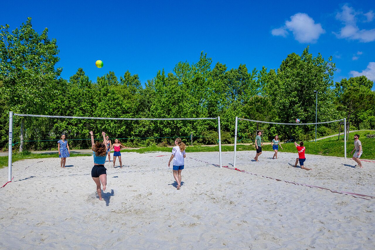 Beach volleyball on sand court at CAPFUN Cenic campsite in PENESTIN (56).
