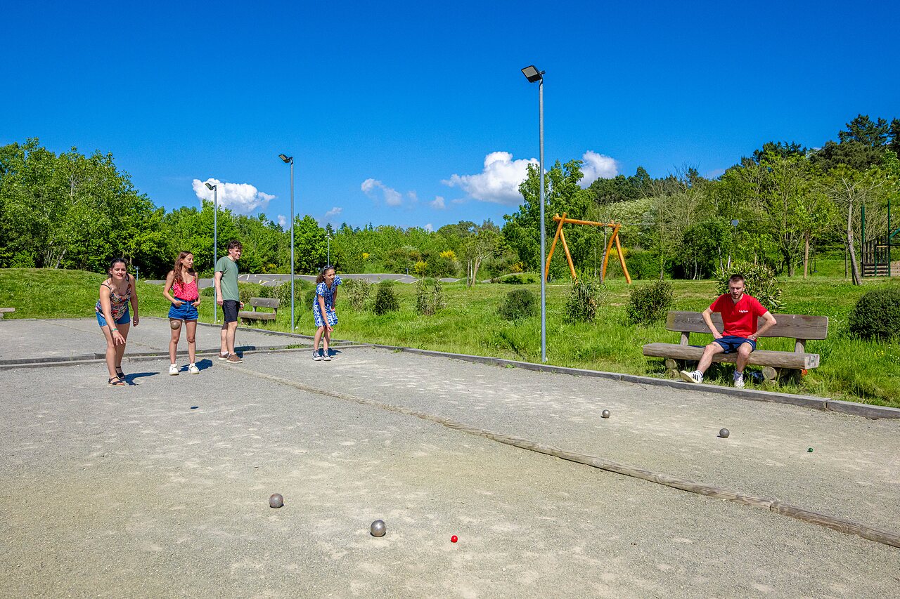 Young people playing p�tanque at CAPFUN Cenic campsite in PENESTIN (56).