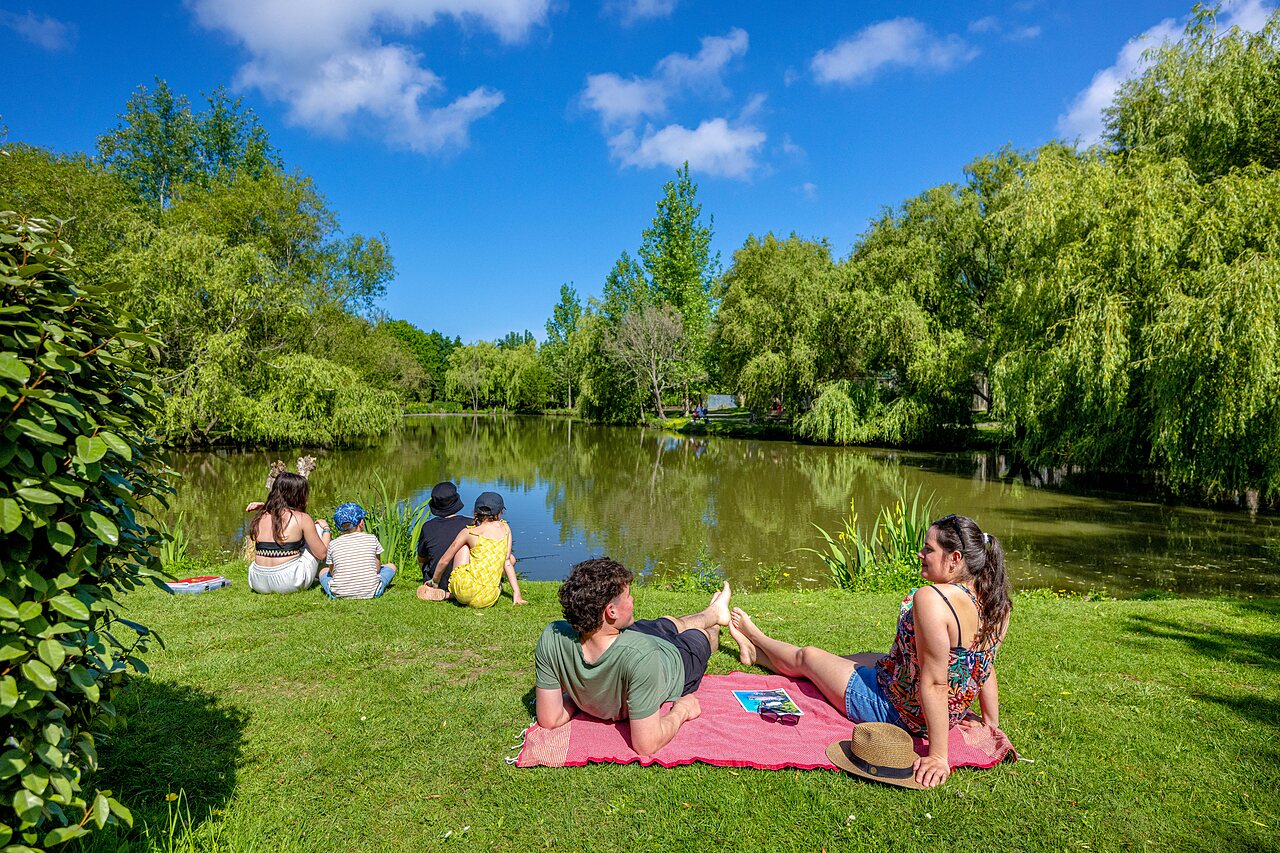 Family by the lake at CAPFUN Cenic campsite in PENESTIN (56).