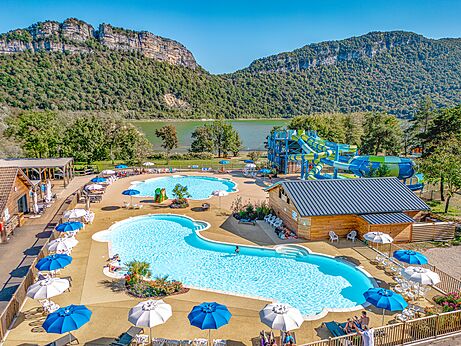 Large outdoor swimming pools and water slides at camping CLICOCHIC Chancia in Chancia (01).