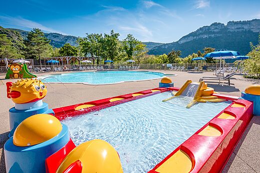 Water play area and outdoor pool at CLICOCHIC Chancia campsite (01).