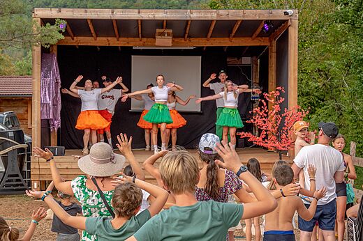 Entertainment show with dancers at CLICOCHIC Chancia campsite (01).