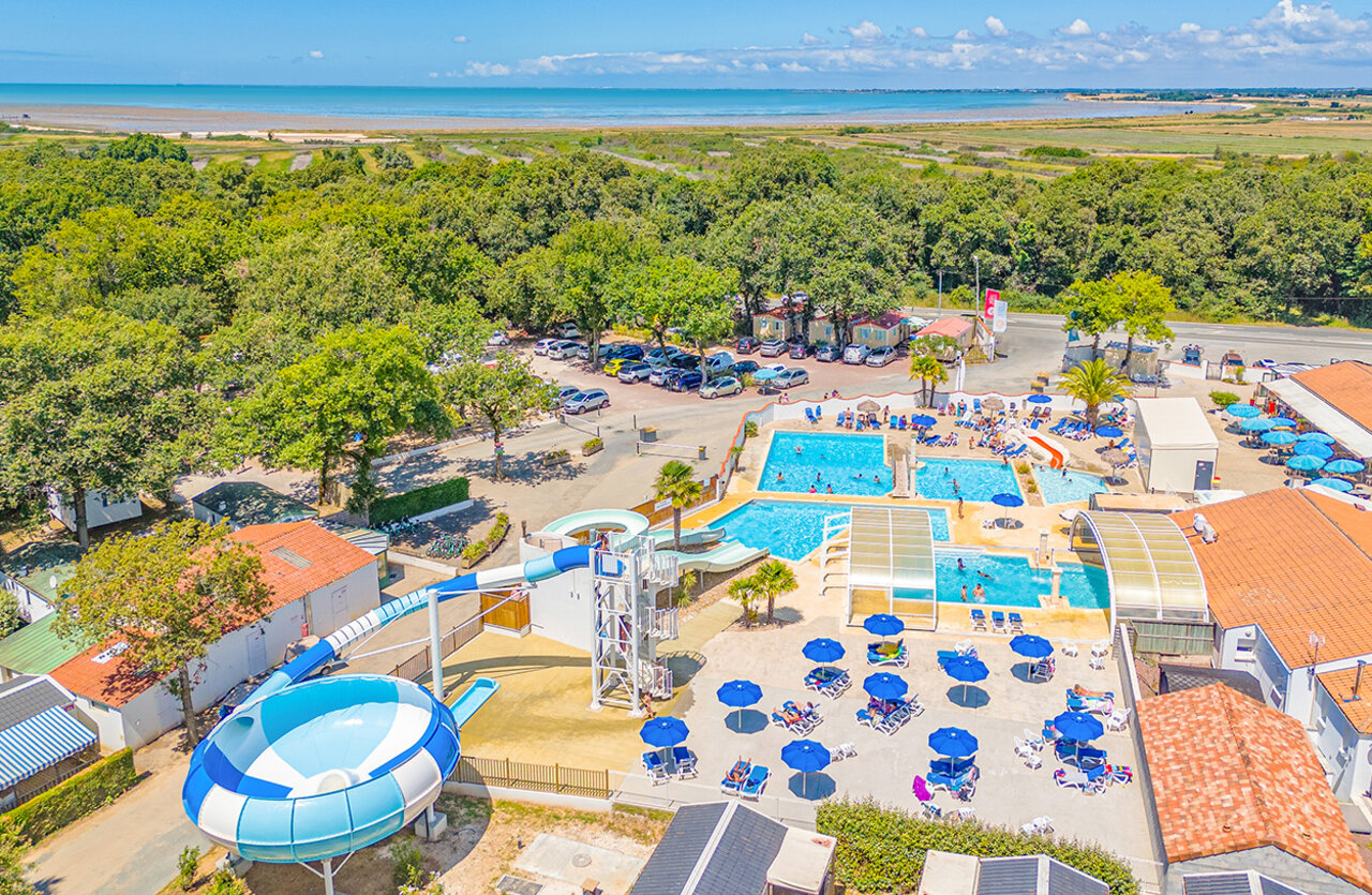 Aquatic complex with slide and pools at VAGUES OCEANES Domaine les Charmilles campsite (17).