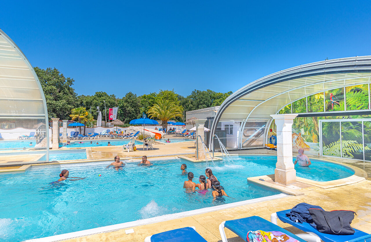 Outdoor pools, waterslide, water games at VAGUES OCEANES Domaine les Charmilles campsite.
