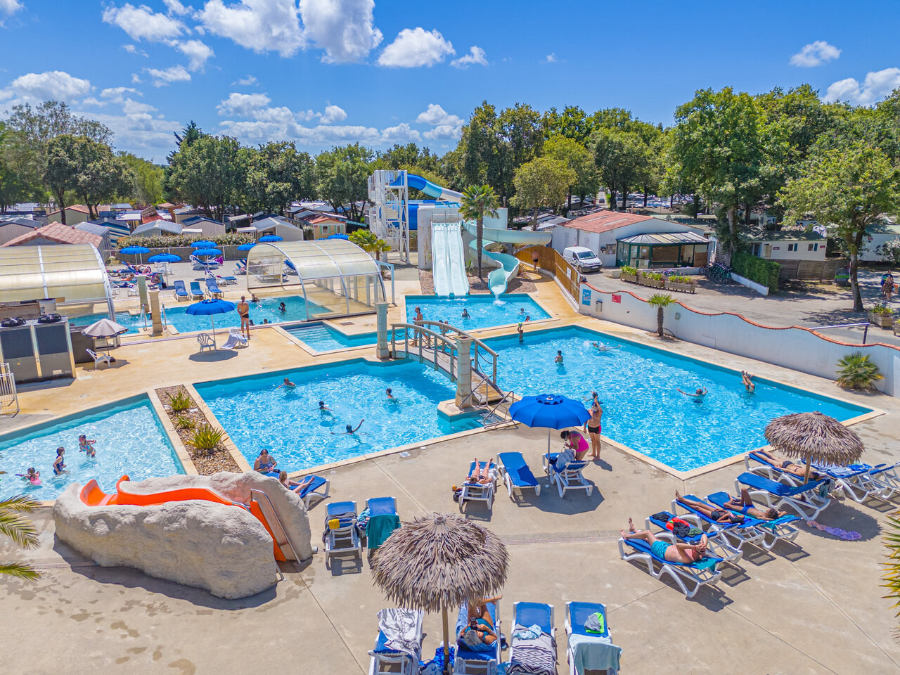 Swimming pools, slides, sun loungers at VAGUES OCEANES Domaine les Charmilles campsite.