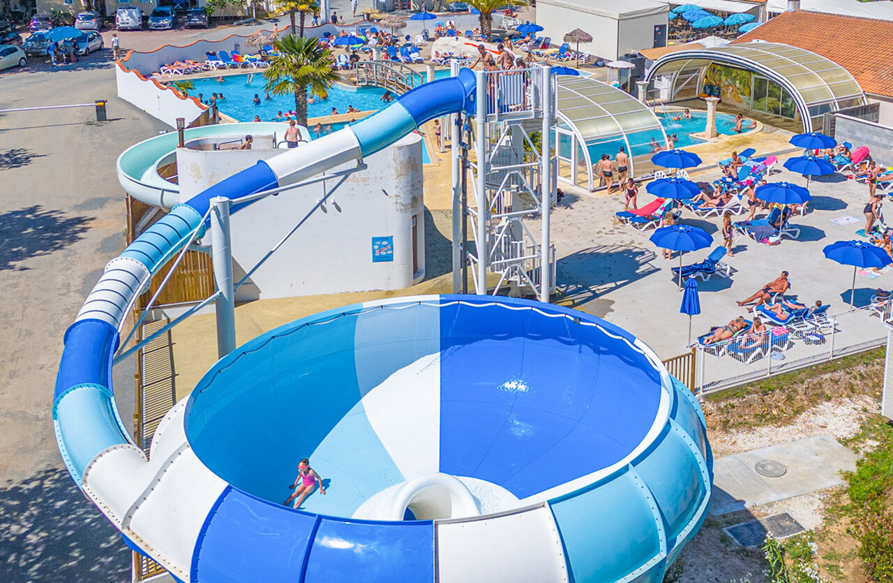 Water slide, swimming pools at VAGUES OCEANES Domaine les Charmilles campsite in Saint-Laurent-de-la-Pr�e (17).
