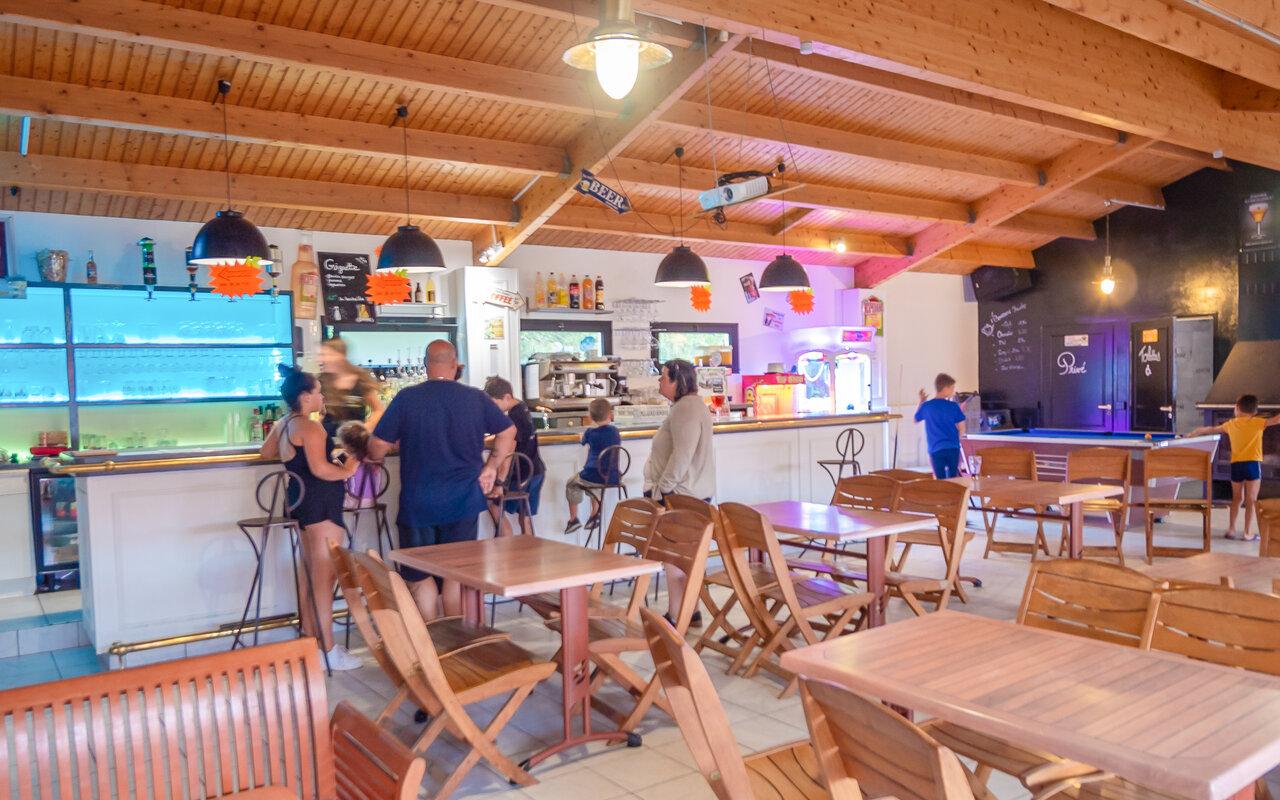 Bar, restaurant and billiards at VAGUES OCEANES Domaine les Charmilles campsite.