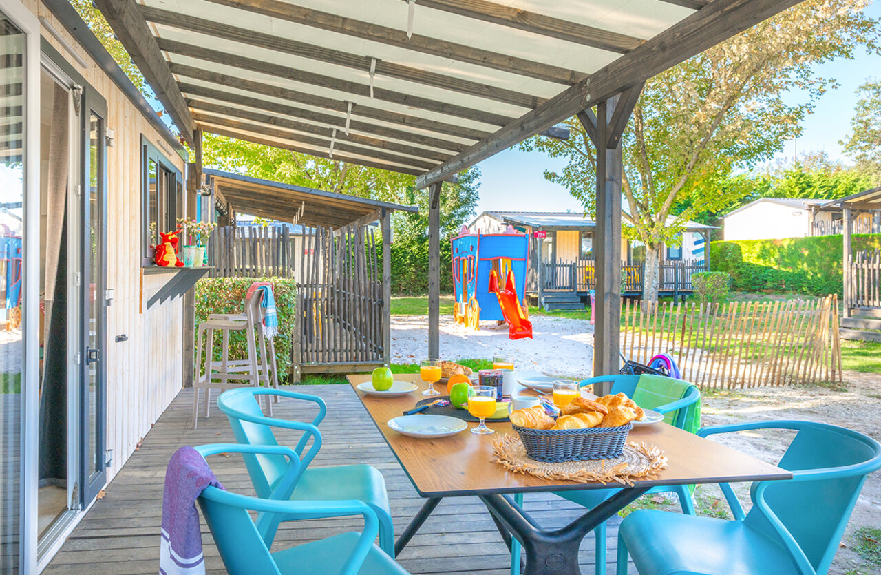 Terrace breakfast at VAGUES OCEANES Domaine les Charmilles campsite in Saint-Laurent-de-la-Pr�e (17).
