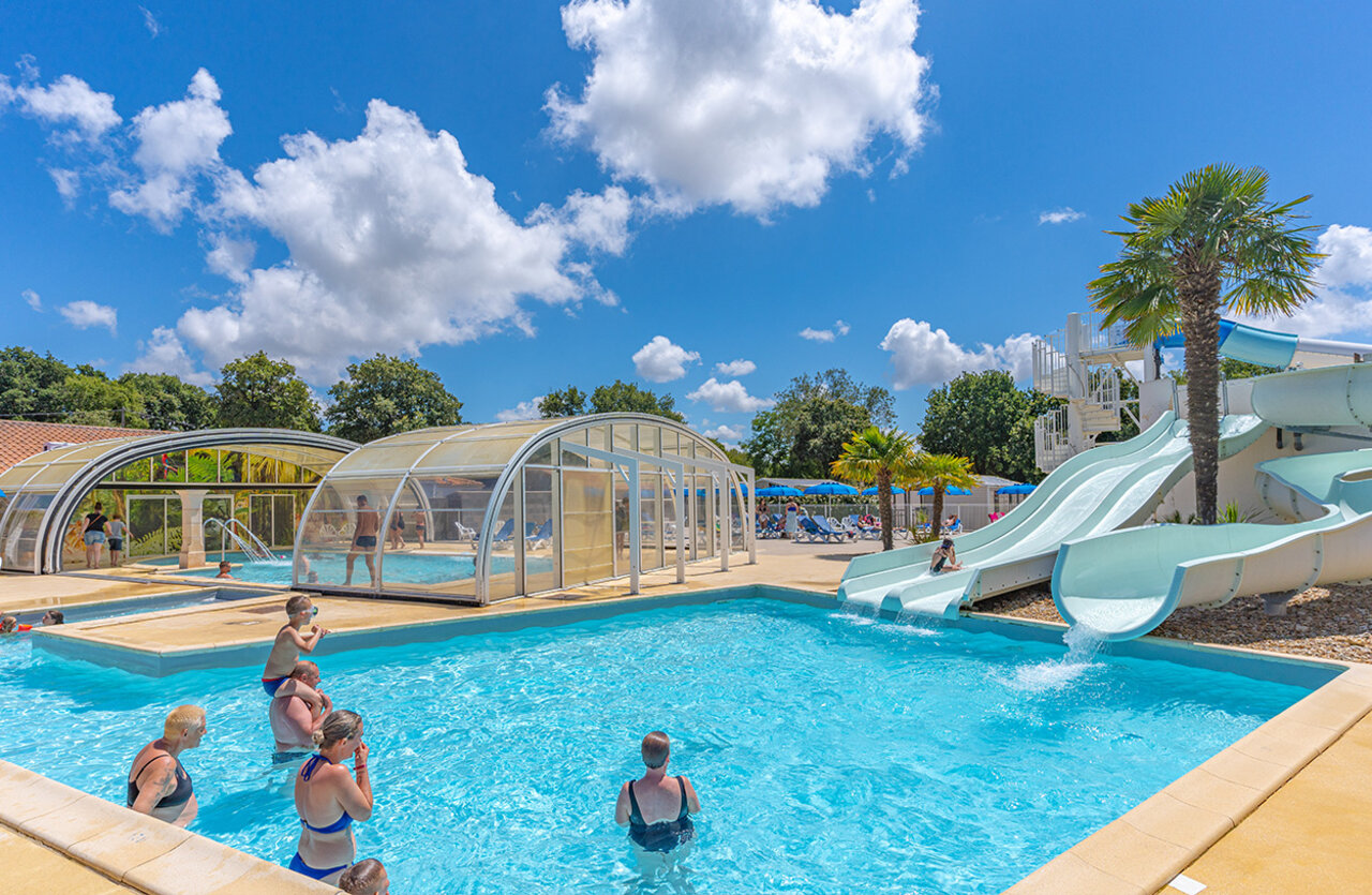 Outdoor pool, water slides, covered pools at VAGUES OCEANES Domaine les Charmilles campsite in Saint-Laurent-de-la-Pr�e (17).