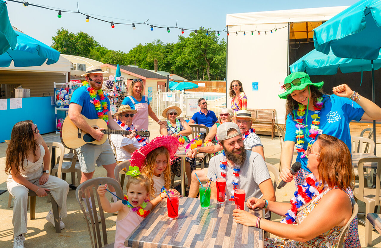 Festive family entertainment at VAGUES OCEANES Domaine les Charmilles campsite in Saint-Laurent-de-la-Pr�e (17).