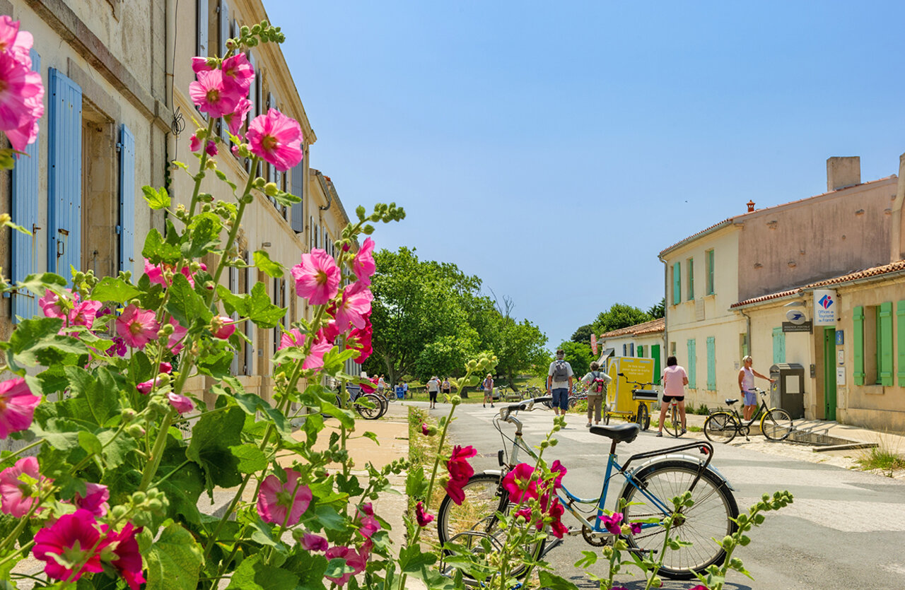 Flowery village street with bicycles at the VAGUES OCEANES Domaine les Charmilles campsite in Saint-Laurent-de-la-Pr�e (17).