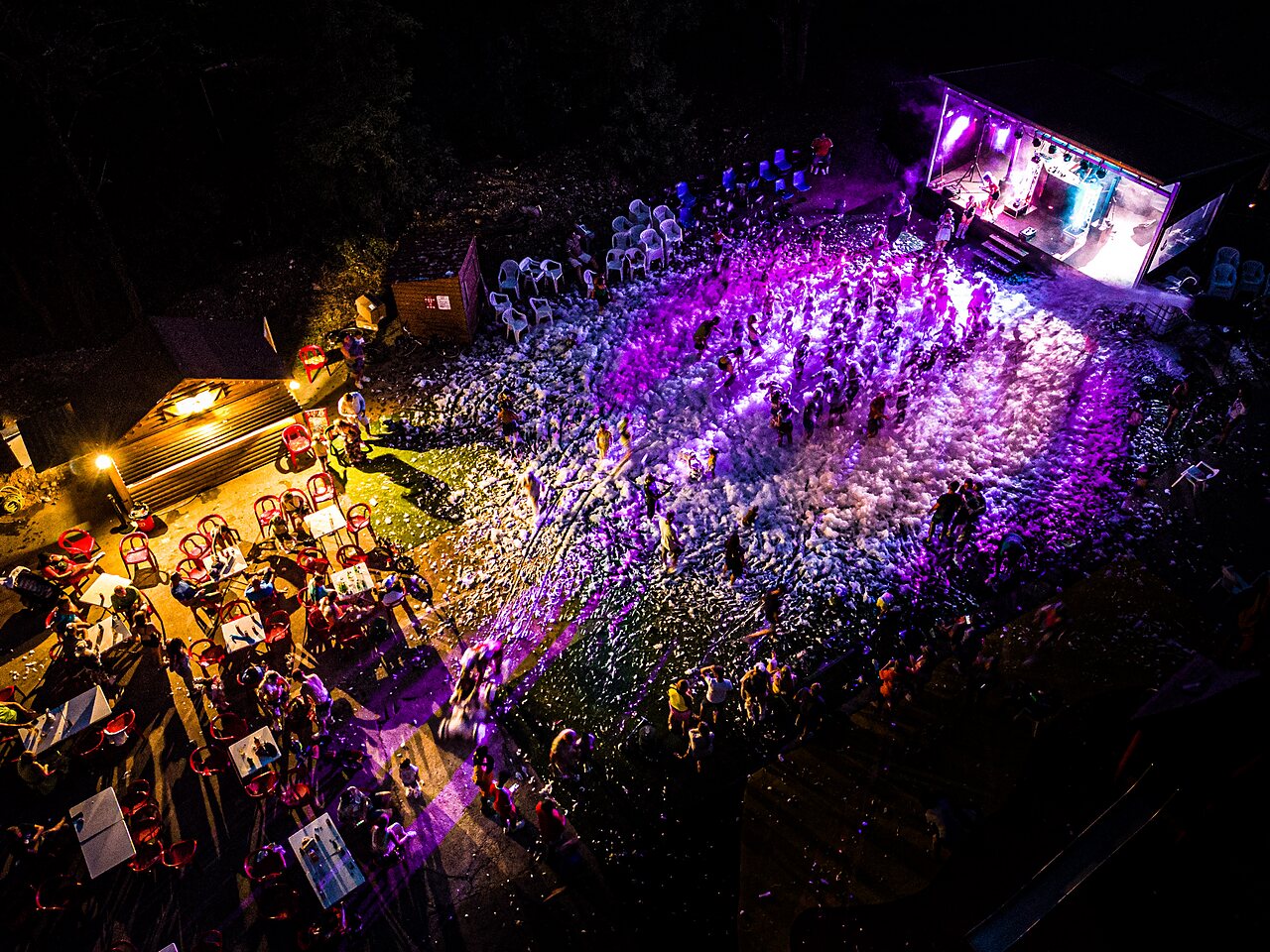 Lively foam party, stage and bar at camping CLICOCHIC Ch�teau de Boisson (30).