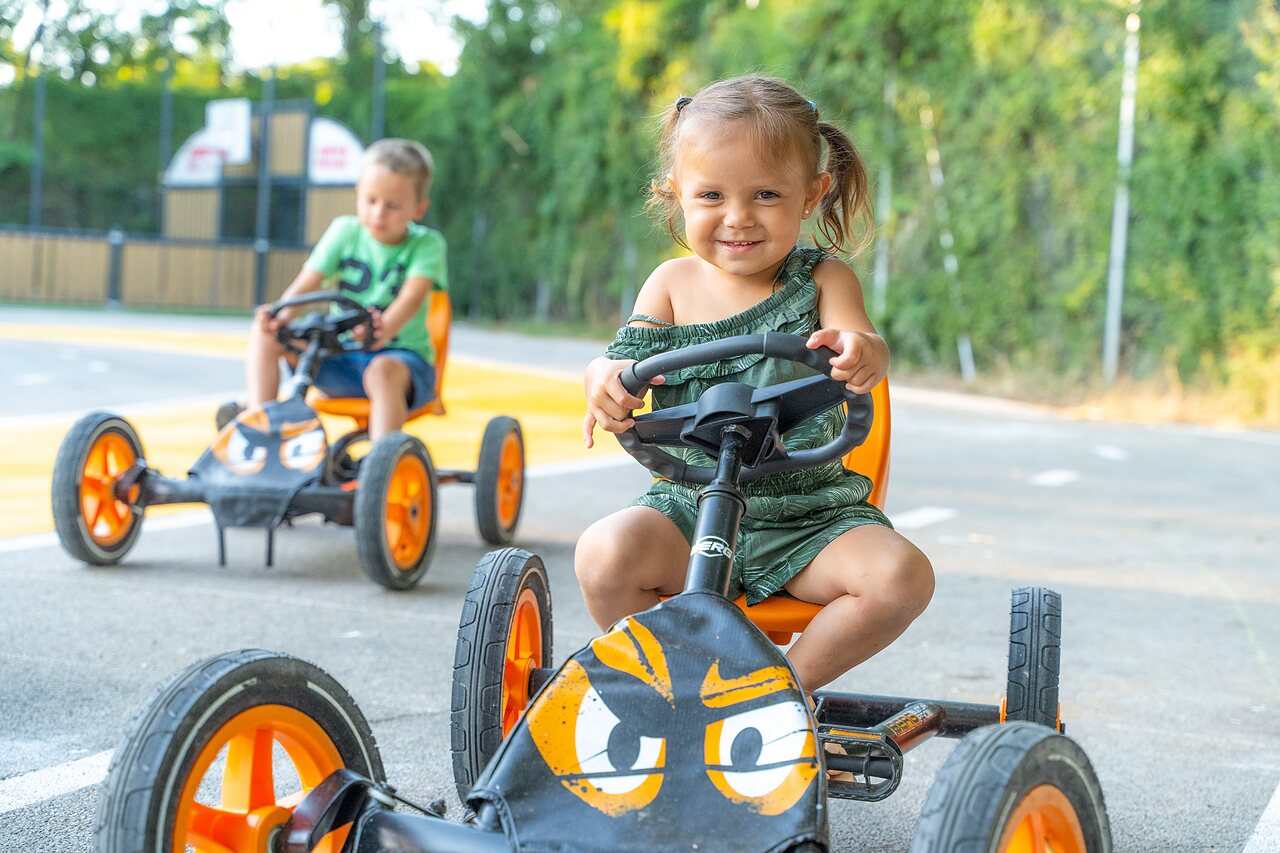 Children's pedal go-karts, camping CLICOCHIC Ch�teau de Boisson (30).